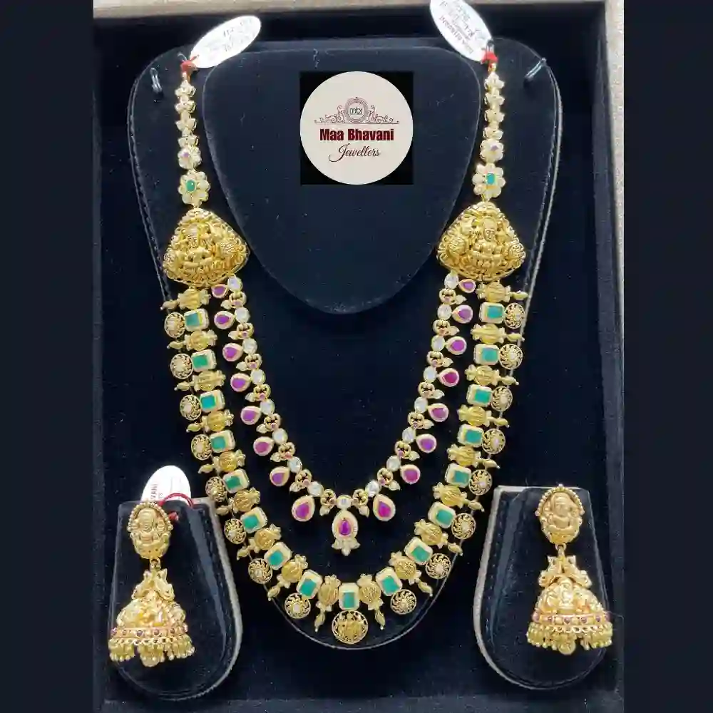 Temple Elegance: Gold & Emerald Perfection 