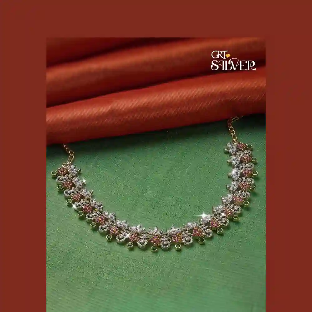 ✨ Elegant Dual-Tone Necklace with Floral Detailing & Sparkle 💖